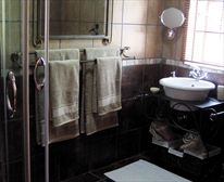 Rhino Suite, bathroom - Dinkwe Guest House