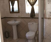Bathroom. - Eden Guest Lodge
