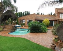 Pool. - Eden Guest Lodge