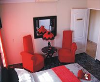 Moulin Rouge Living Room. - El Gran Chaparral Guest House
